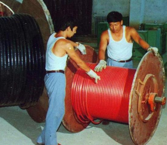 老照片:80年代的大型国营工厂,曾经最红火的"铁饭碗"单位